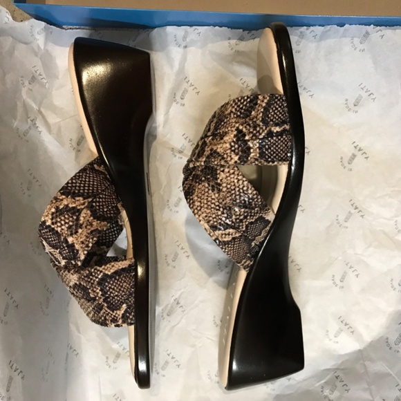 NEW Italian Shoemakers Women's Snakeskin Wedge Sandals Slip On Size 6 Beige - Picture 4 of 8